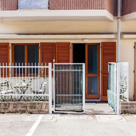 Open The Classic Wooden Shutters At A Cozy City Nest Флоренция Экстерьер фото