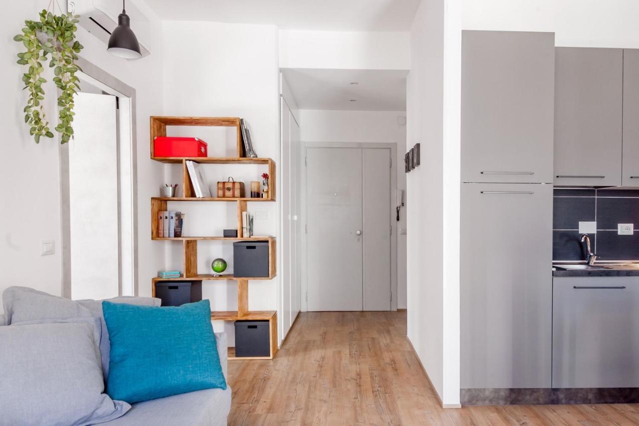 Open The Classic Wooden Shutters At A Cozy City Nest Флоренция Экстерьер фото