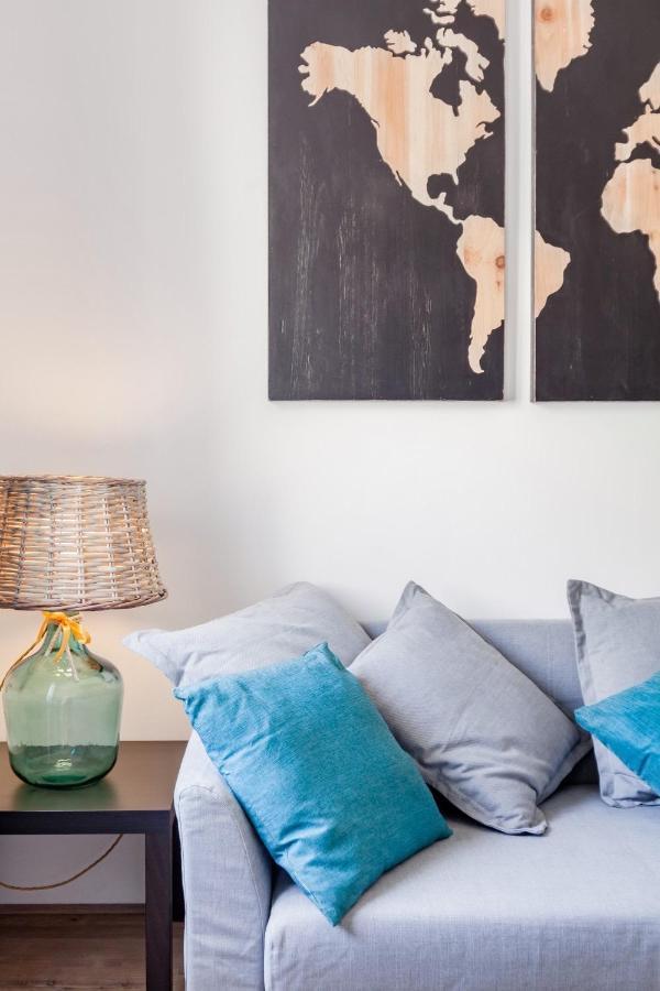Open The Classic Wooden Shutters At A Cozy City Nest Флоренция Экстерьер фото
