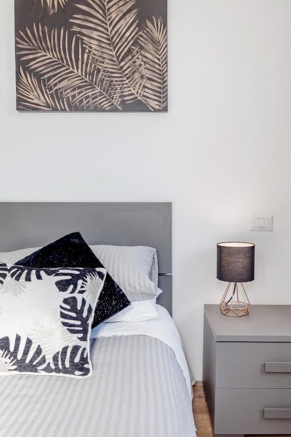 Open The Classic Wooden Shutters At A Cozy City Nest Флоренция Экстерьер фото