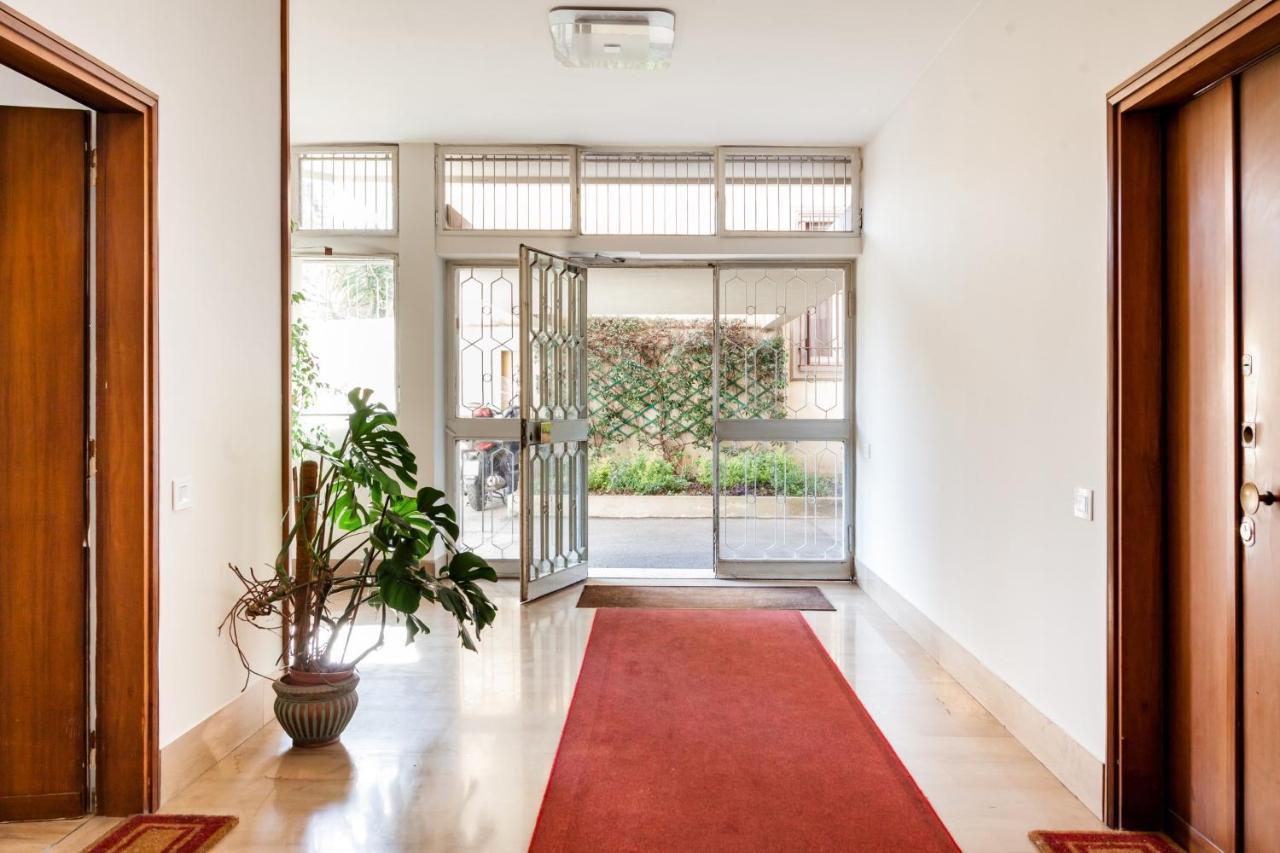 Open The Classic Wooden Shutters At A Cozy City Nest Флоренция Экстерьер фото