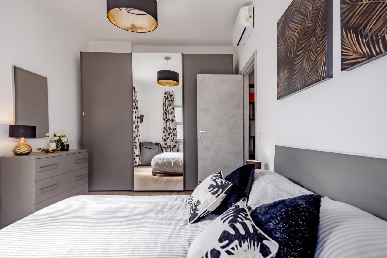 Open The Classic Wooden Shutters At A Cozy City Nest Флоренция Экстерьер фото