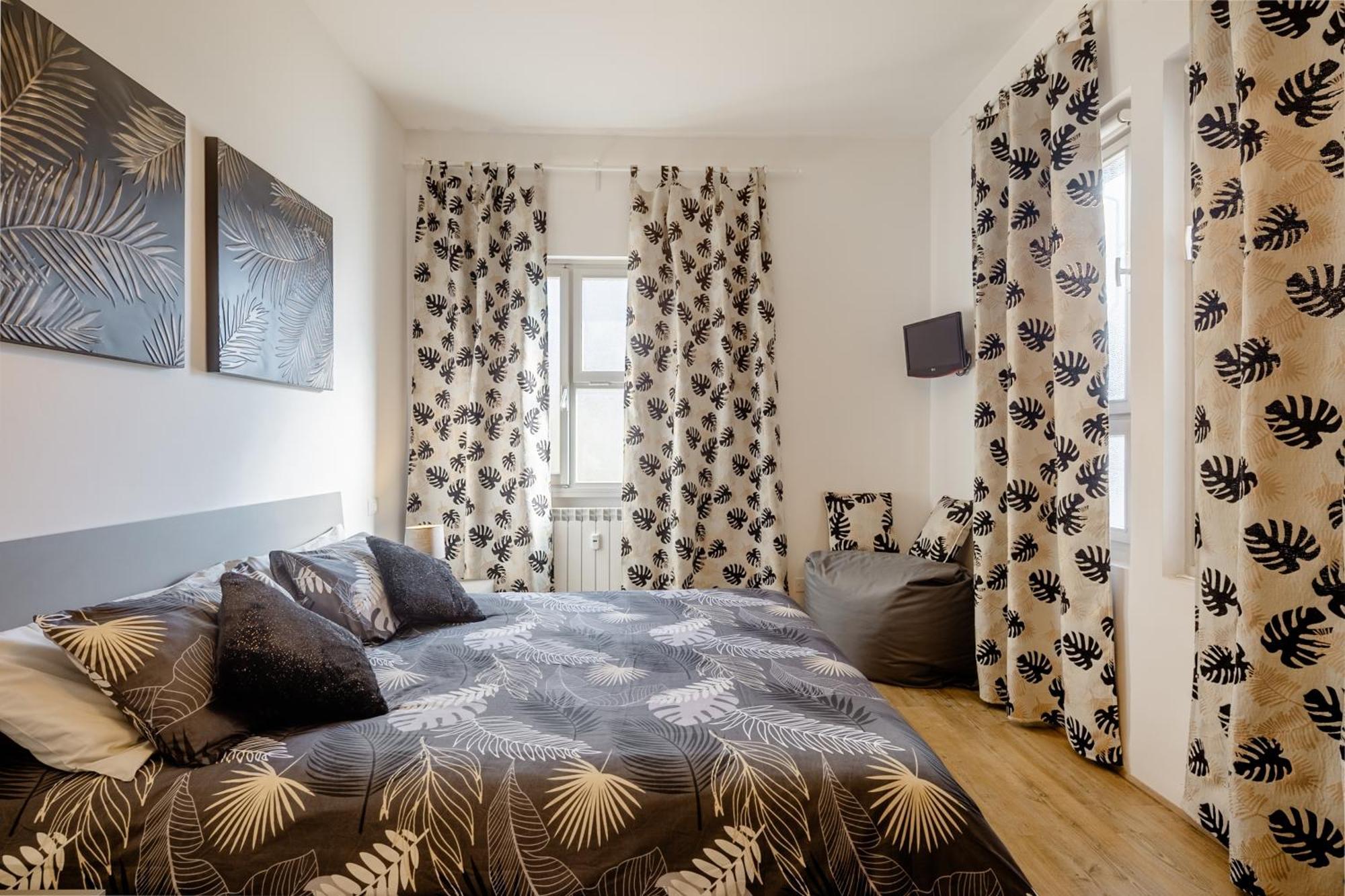 Open The Classic Wooden Shutters At A Cozy City Nest Флоренция Экстерьер фото
