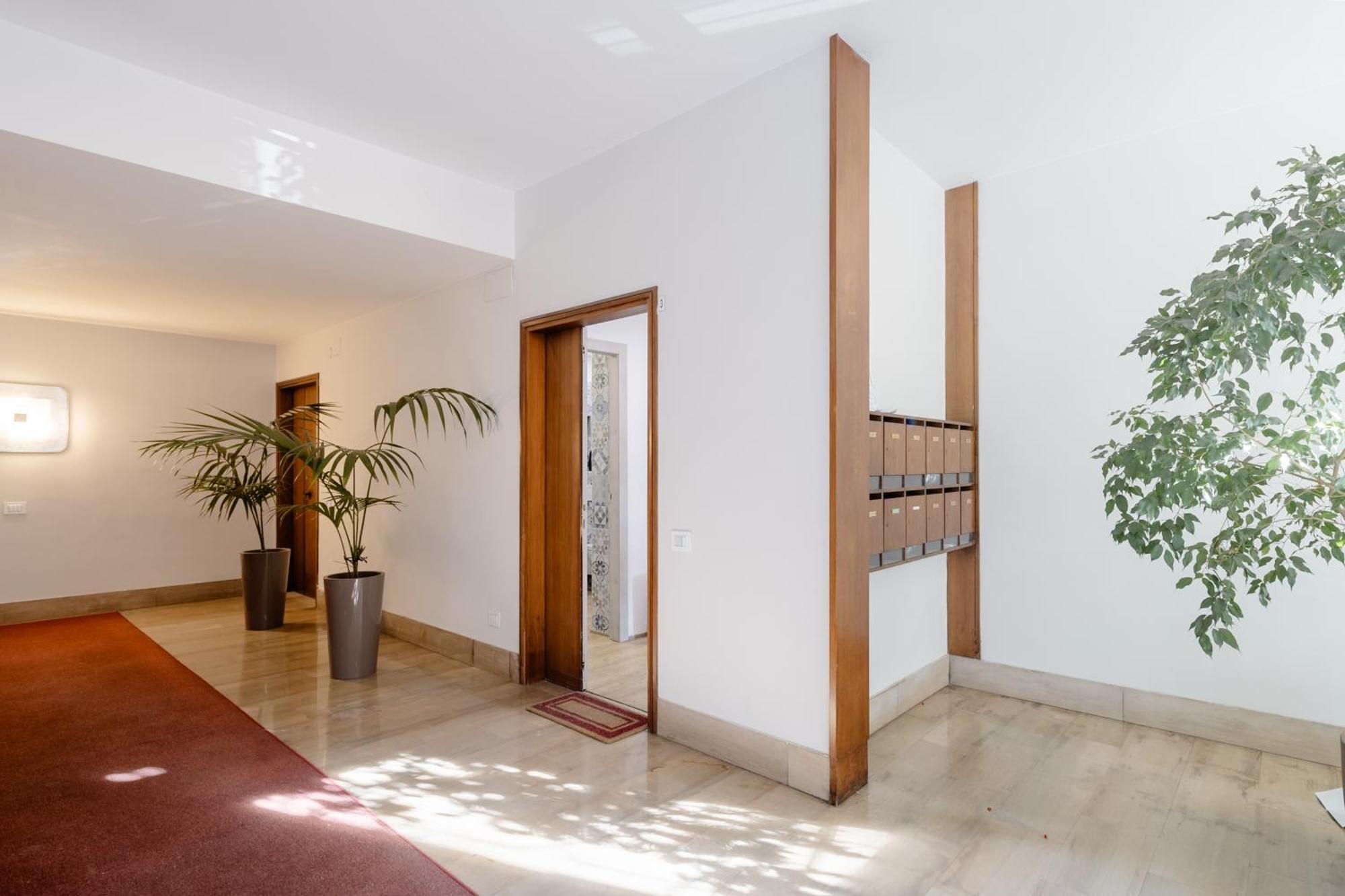 Open The Classic Wooden Shutters At A Cozy City Nest Флоренция Экстерьер фото