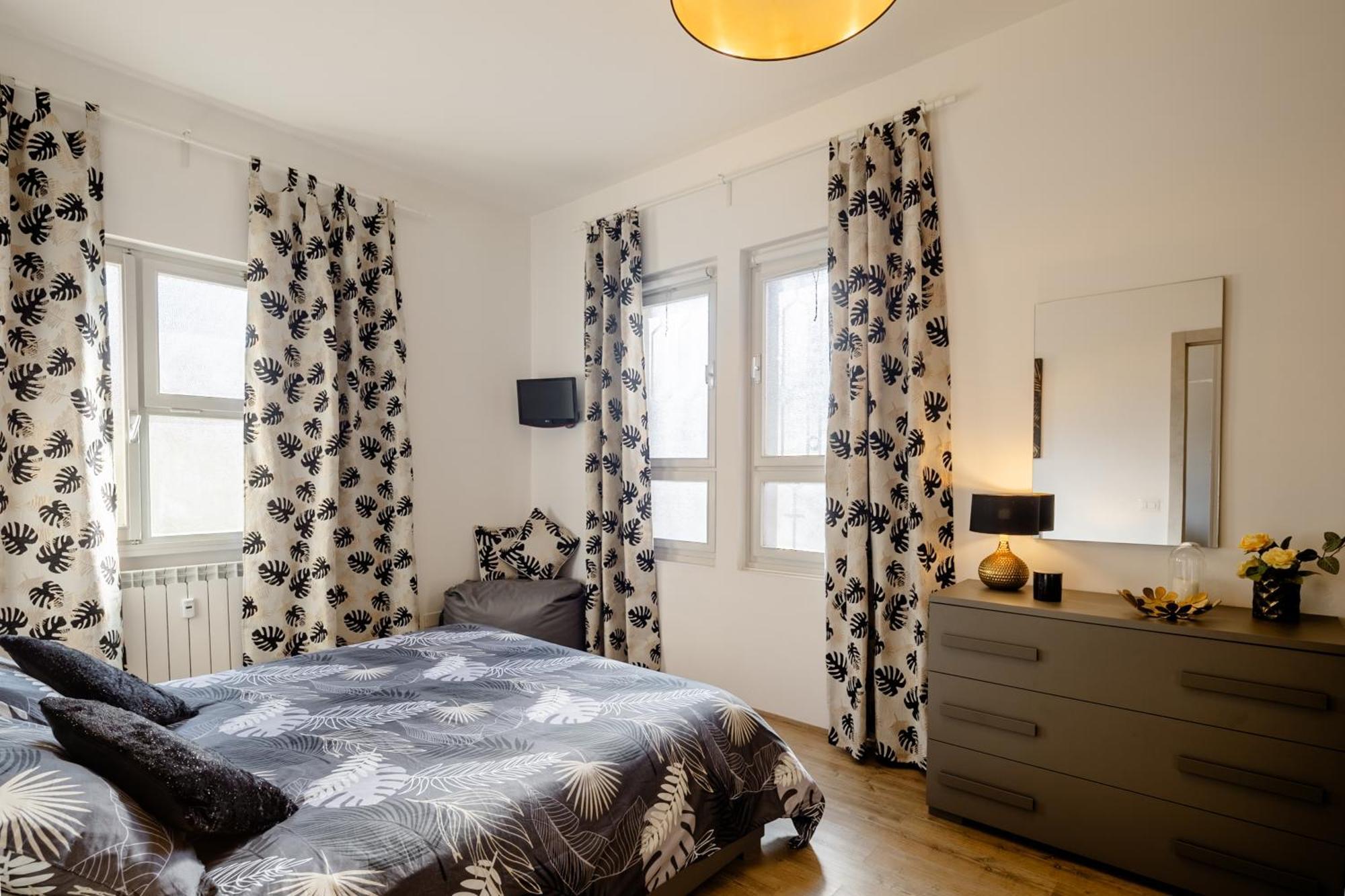 Open The Classic Wooden Shutters At A Cozy City Nest Флоренция Экстерьер фото