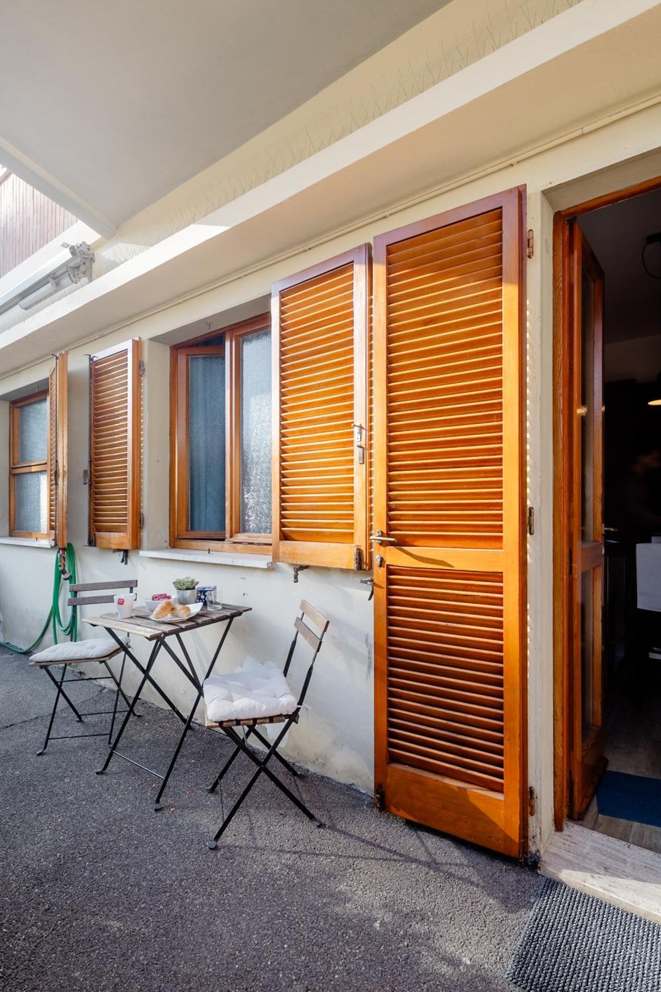 Open The Classic Wooden Shutters At A Cozy City Nest Флоренция Экстерьер фото