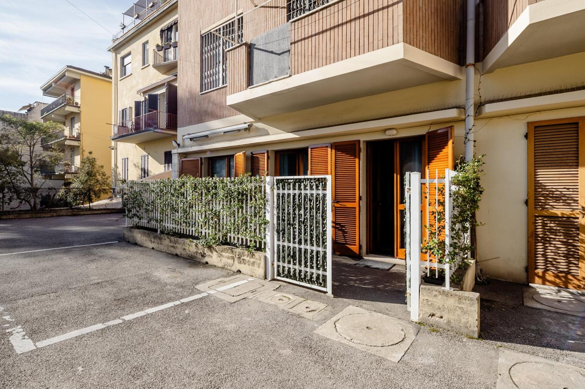 Open The Classic Wooden Shutters At A Cozy City Nest Флоренция Экстерьер фото