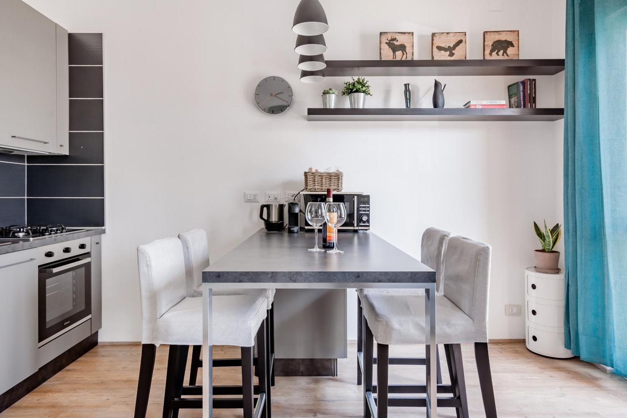 Open The Classic Wooden Shutters At A Cozy City Nest Флоренция Экстерьер фото