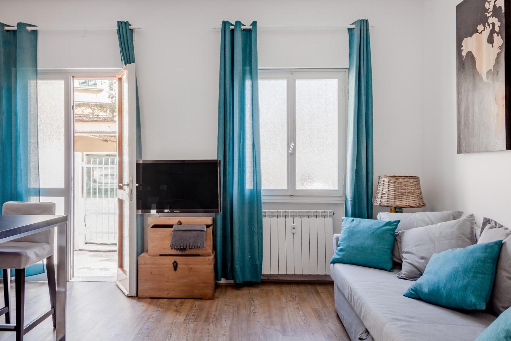 Open The Classic Wooden Shutters At A Cozy City Nest Флоренция Экстерьер фото