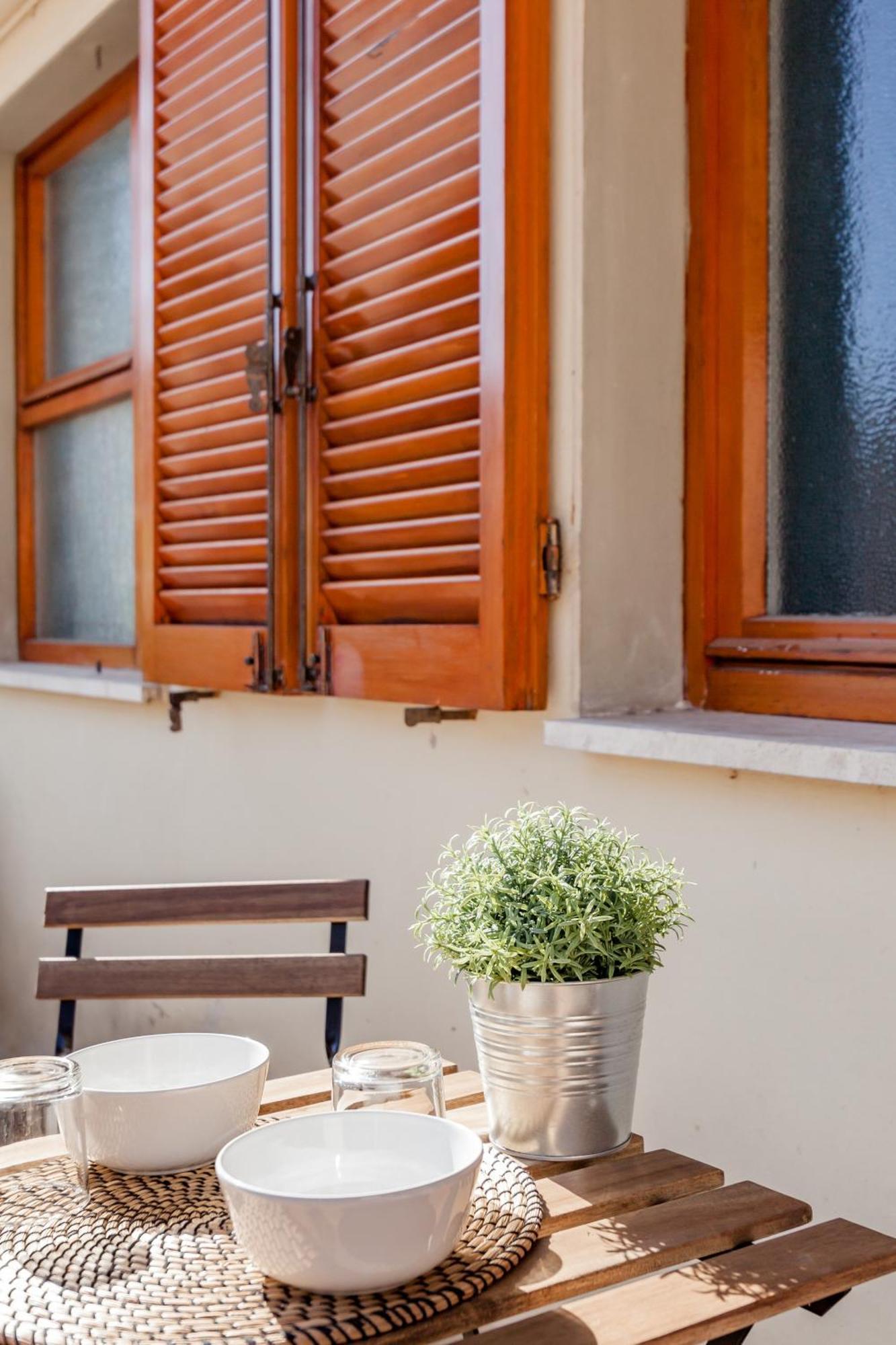 Open The Classic Wooden Shutters At A Cozy City Nest Флоренция Экстерьер фото