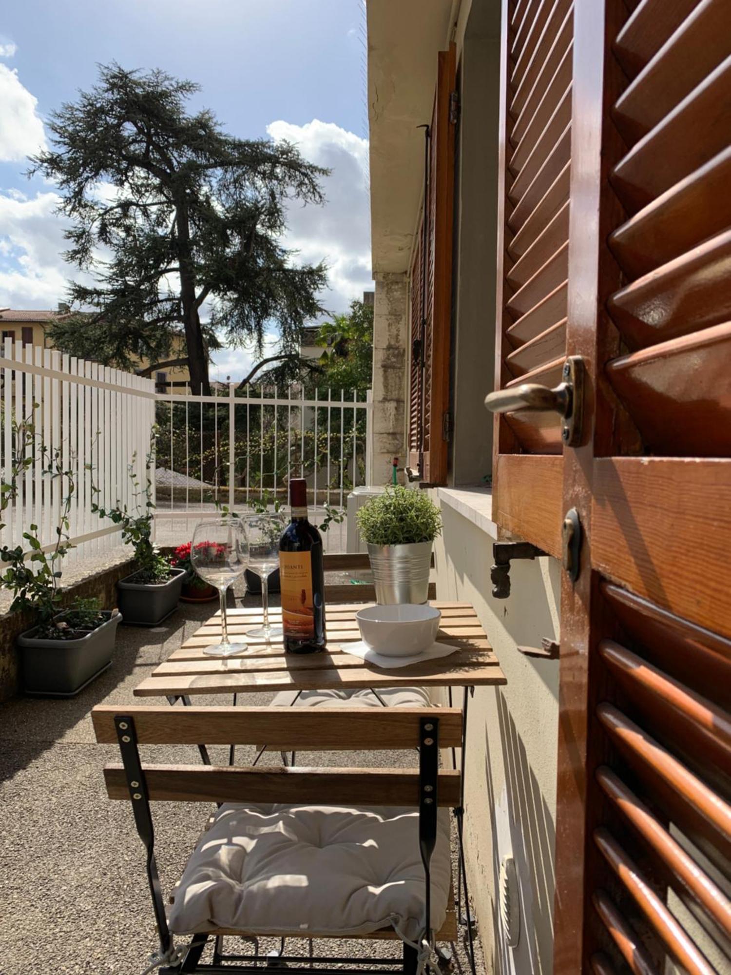 Open The Classic Wooden Shutters At A Cozy City Nest Флоренция Экстерьер фото