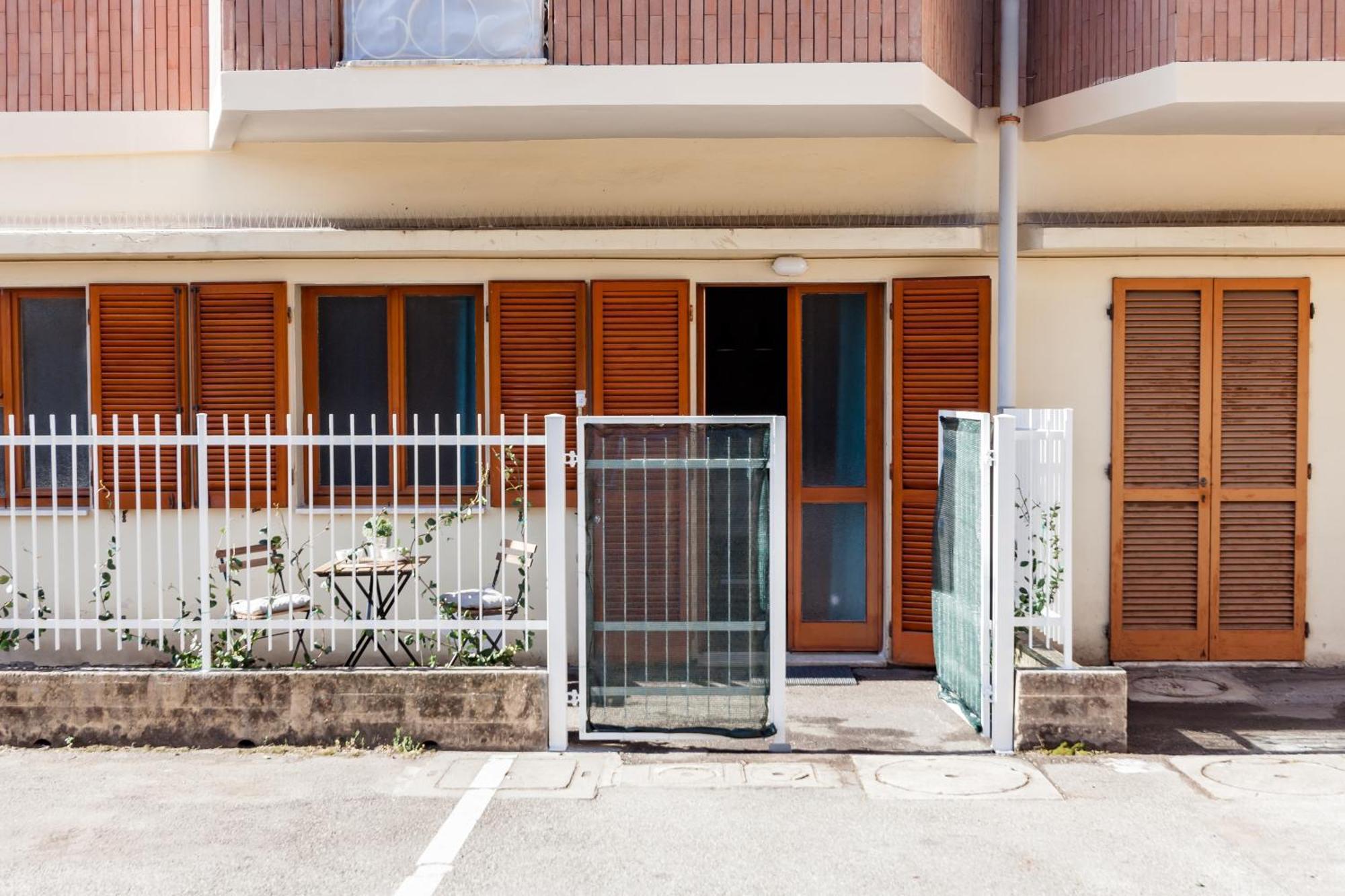 Open The Classic Wooden Shutters At A Cozy City Nest Флоренция Экстерьер фото
