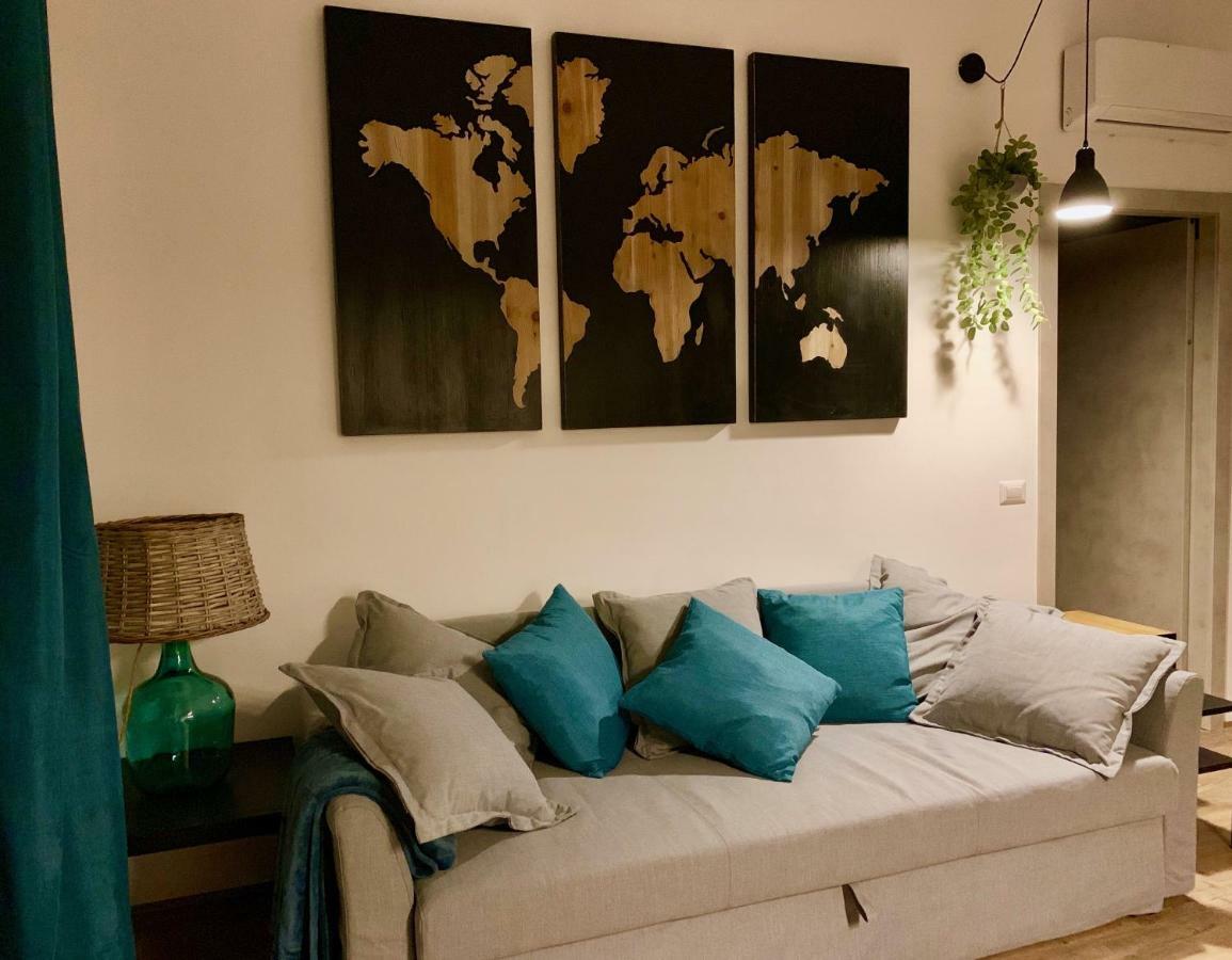 Open The Classic Wooden Shutters At A Cozy City Nest Флоренция Экстерьер фото