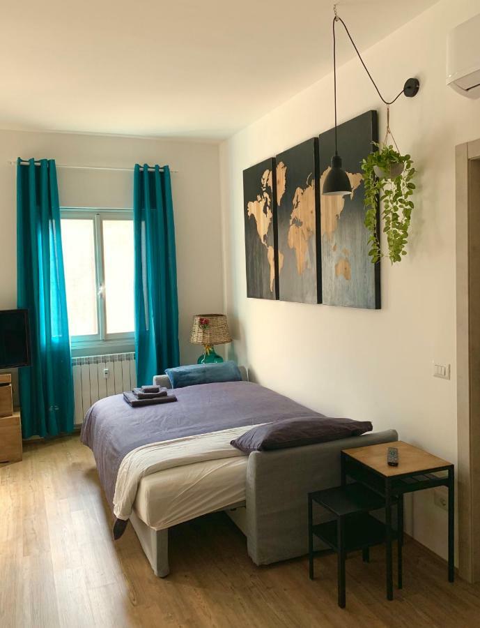 Open The Classic Wooden Shutters At A Cozy City Nest Флоренция Экстерьер фото