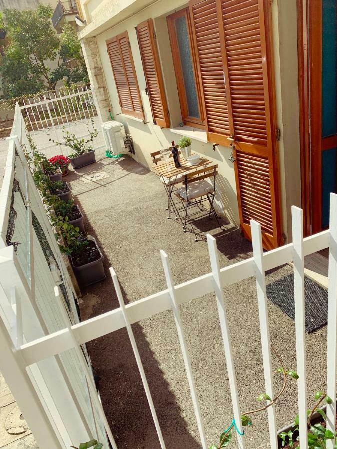 Open The Classic Wooden Shutters At A Cozy City Nest Флоренция Экстерьер фото