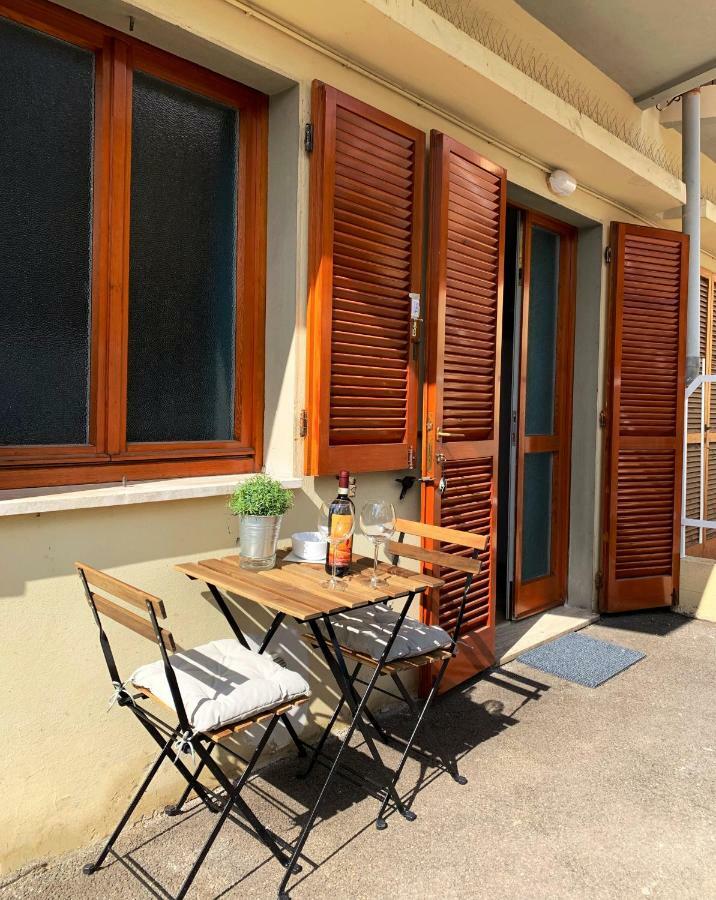 Open The Classic Wooden Shutters At A Cozy City Nest Флоренция Экстерьер фото